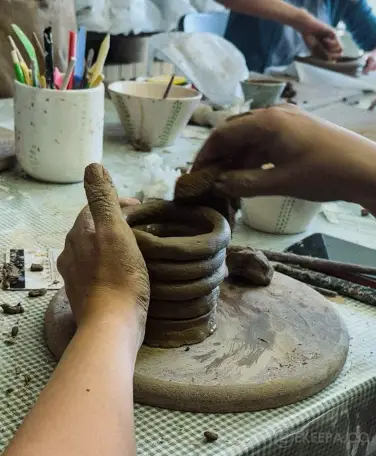 کارگاه سفالگری با دست زیتون 