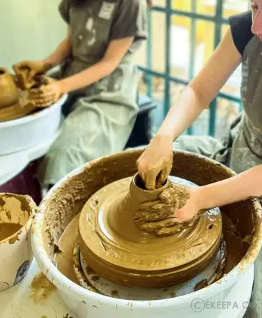 کارگاه سفالگری با چرخ زیتون