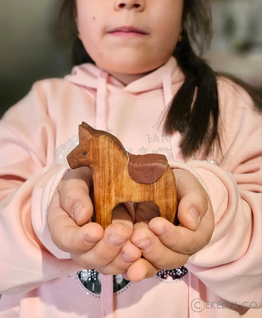 ساخت مجسمه اسب چوبی