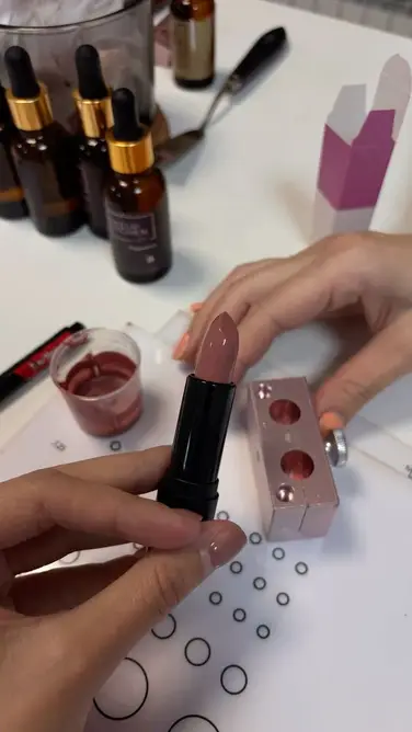 تجربه کارگاه رژ لب سازی