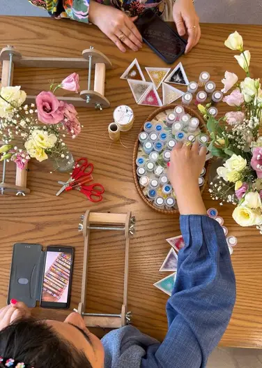 تجربه ساخت دستبند میوکی با دار منجوق بافی